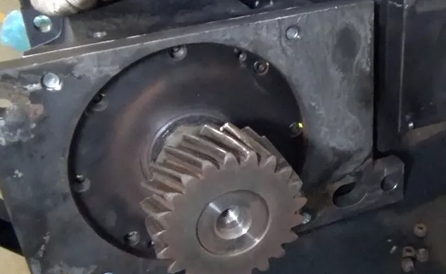 齒輪箱的的螺絲斷了六根，外嚙合的斜齒輪嚴重磨損